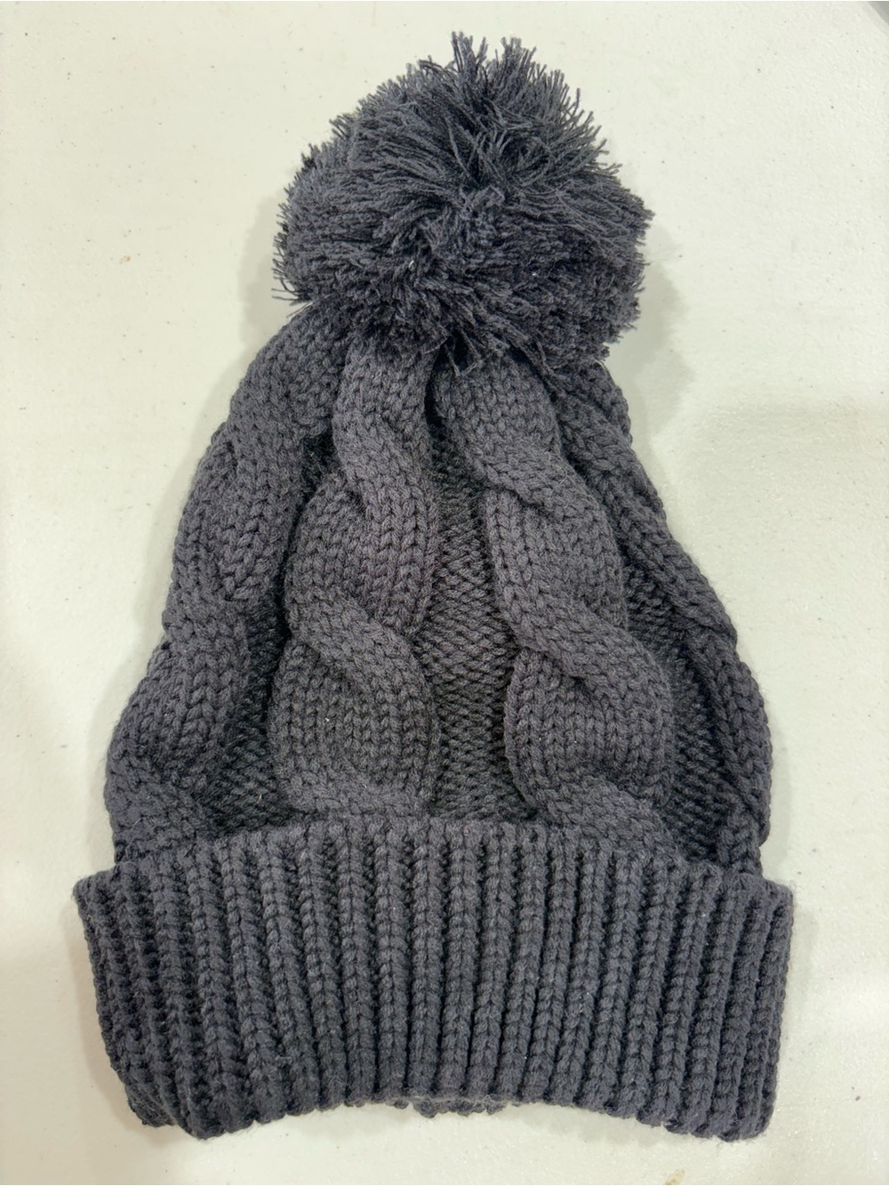 Women’s Pom-Pom Cable Knit Beanie - black